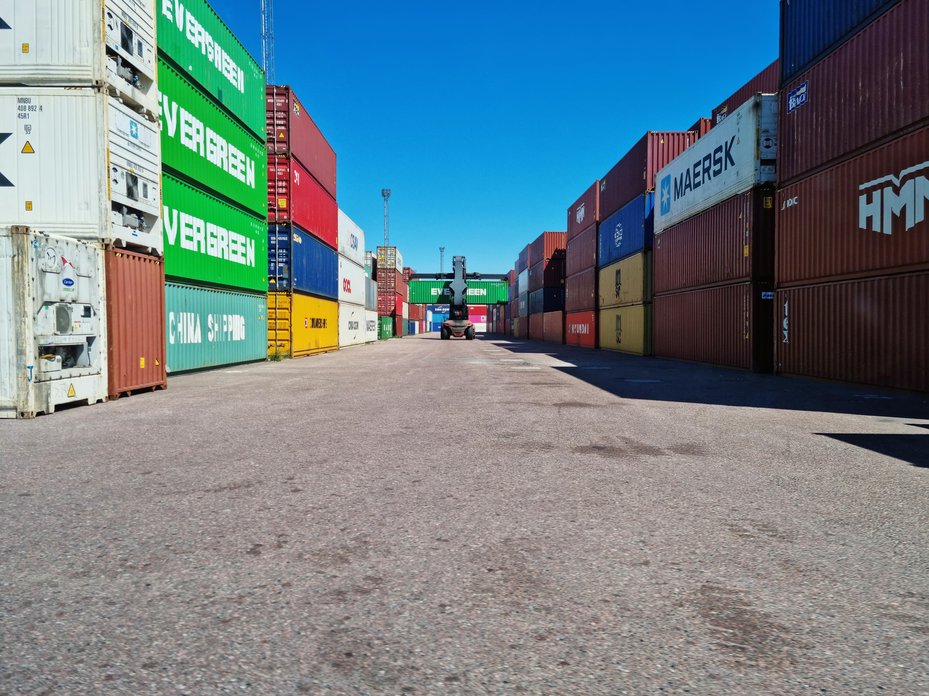 Container yard dengan reach stacker