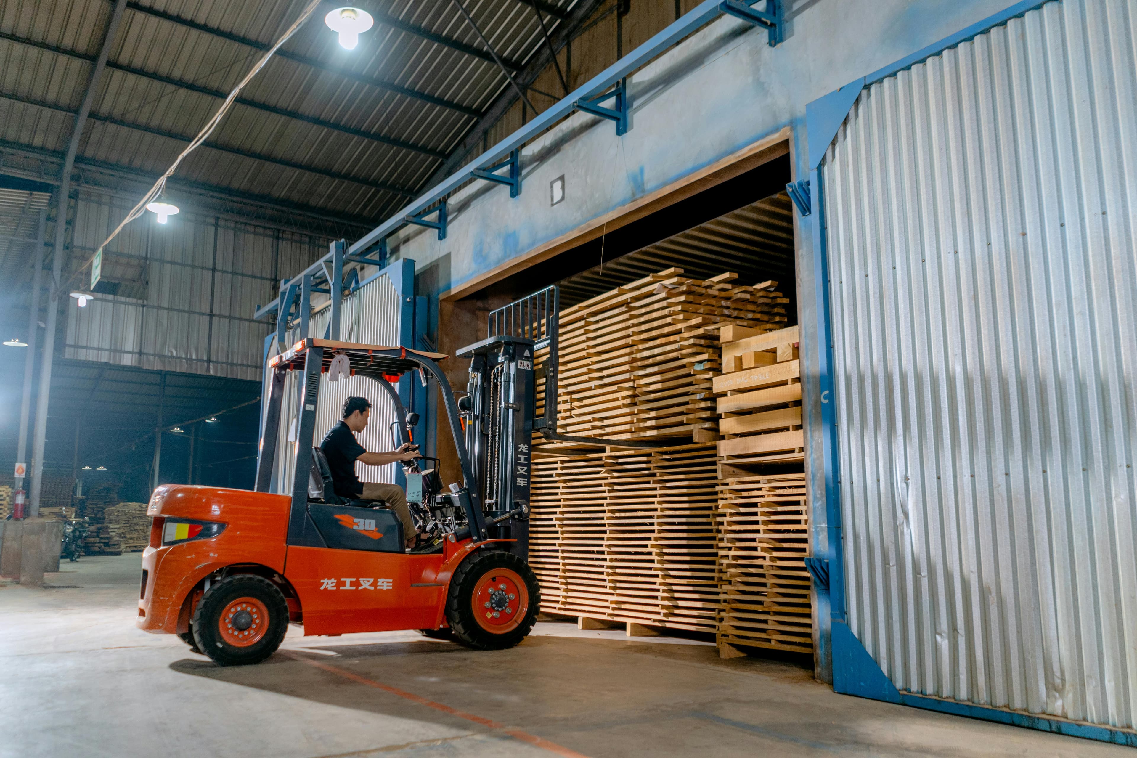 Forklift di gudang